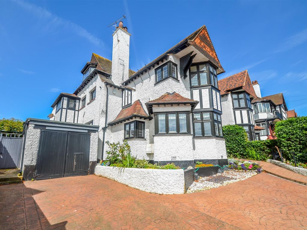 2 bed flat for sale in Grand Drive, Leigh-On-Sea SS9, £425,000