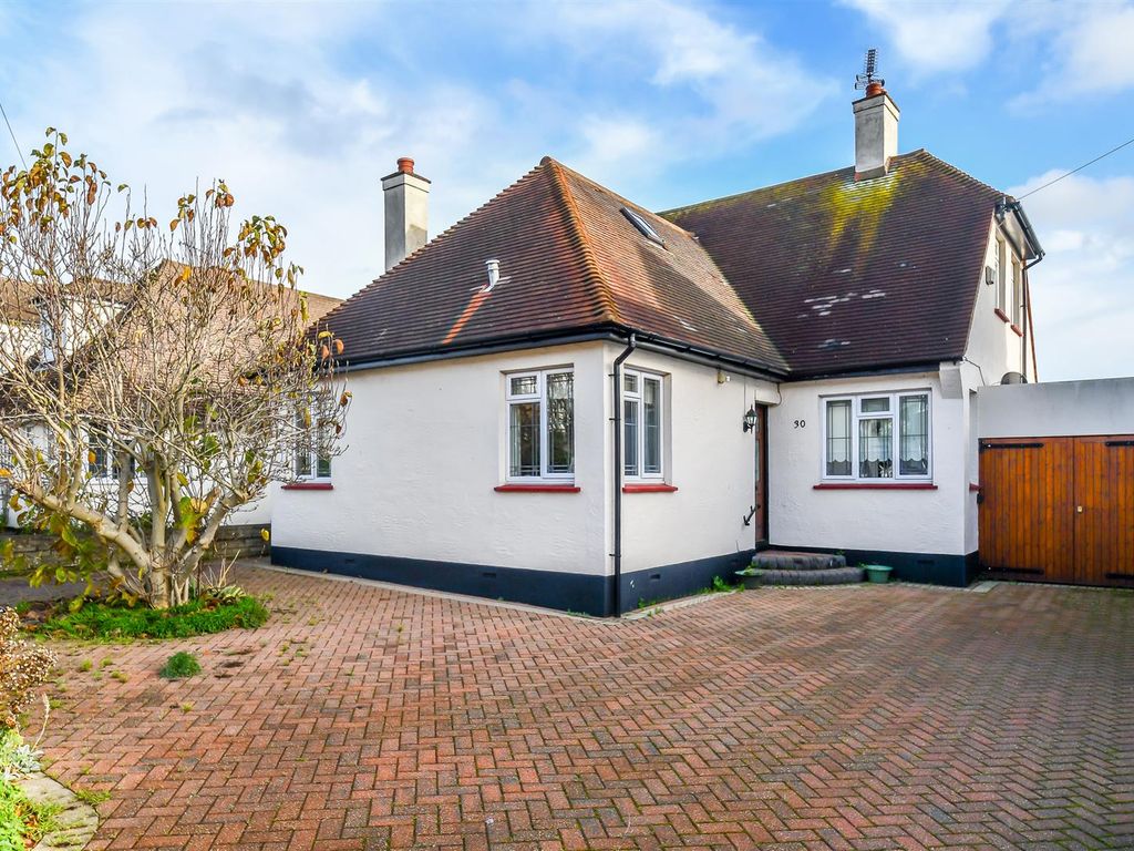 3 bed detached house for sale in Cottesmore Gardens, Leigh-On-Sea SS9, £550,000