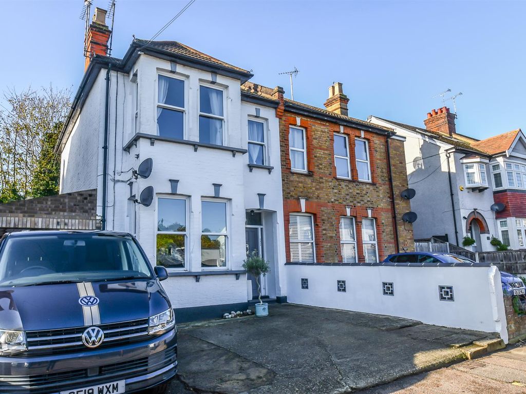 2 bed flat for sale in Elm Road, Leigh-On-Sea SS9, £320,000
