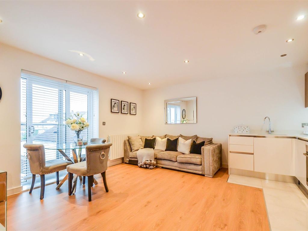 2 bed flat for sale in London Road, Leigh-On-Sea SS9, £255,000