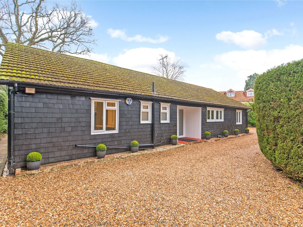4 bed bungalow to rent in Lincoln Park, Amersham, Buckinghamshire HP7, £3,000 pcm