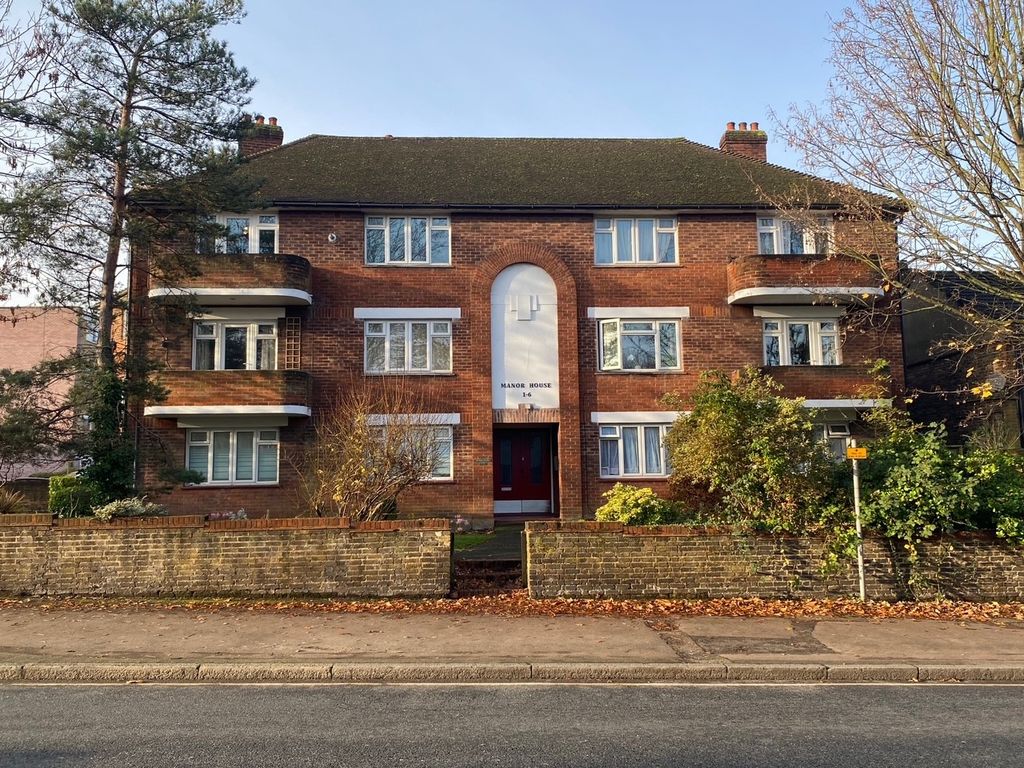 2 bed flat for sale in Manor Road, Wallington SM6, £290,000