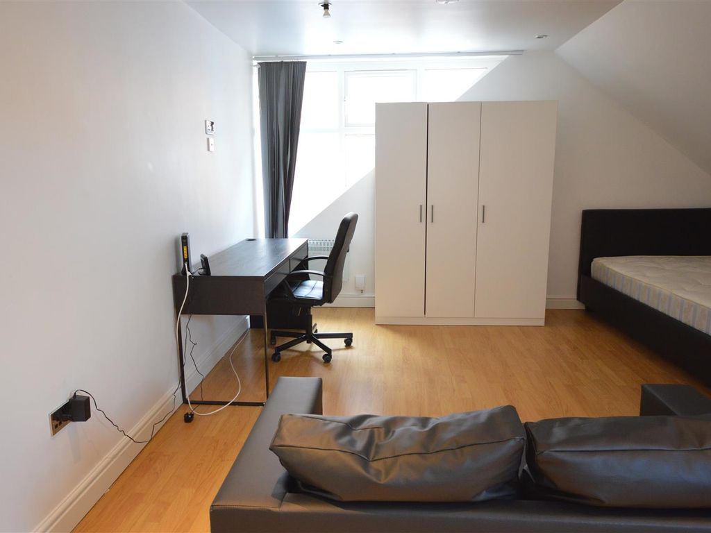 Studio to rent in York Road, Leicester LE1, £775 pcm