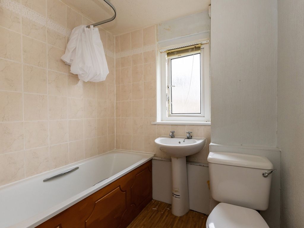 2 bed flat for sale in 41/3 Hoseason Gardens, Edinburgh EH4, £140,000