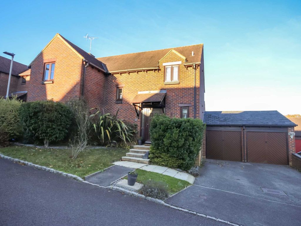 4 bed detached house for sale in Top Common, Warfield RG42, £750,000