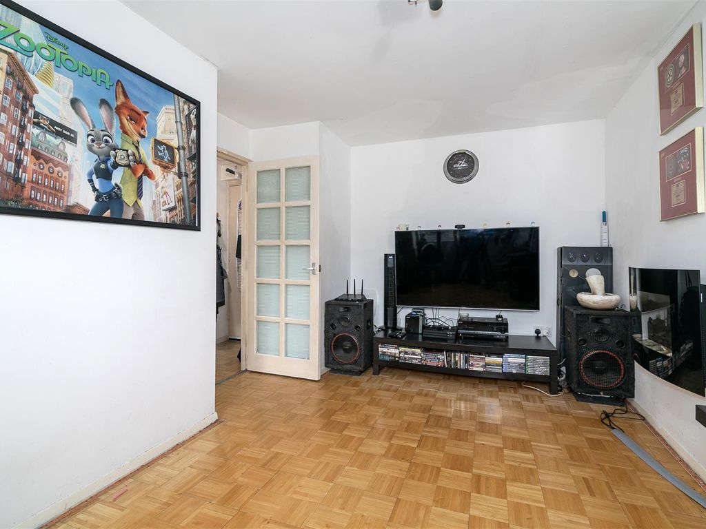 1 bed flat for sale in Bream Close, London N17, £225,000