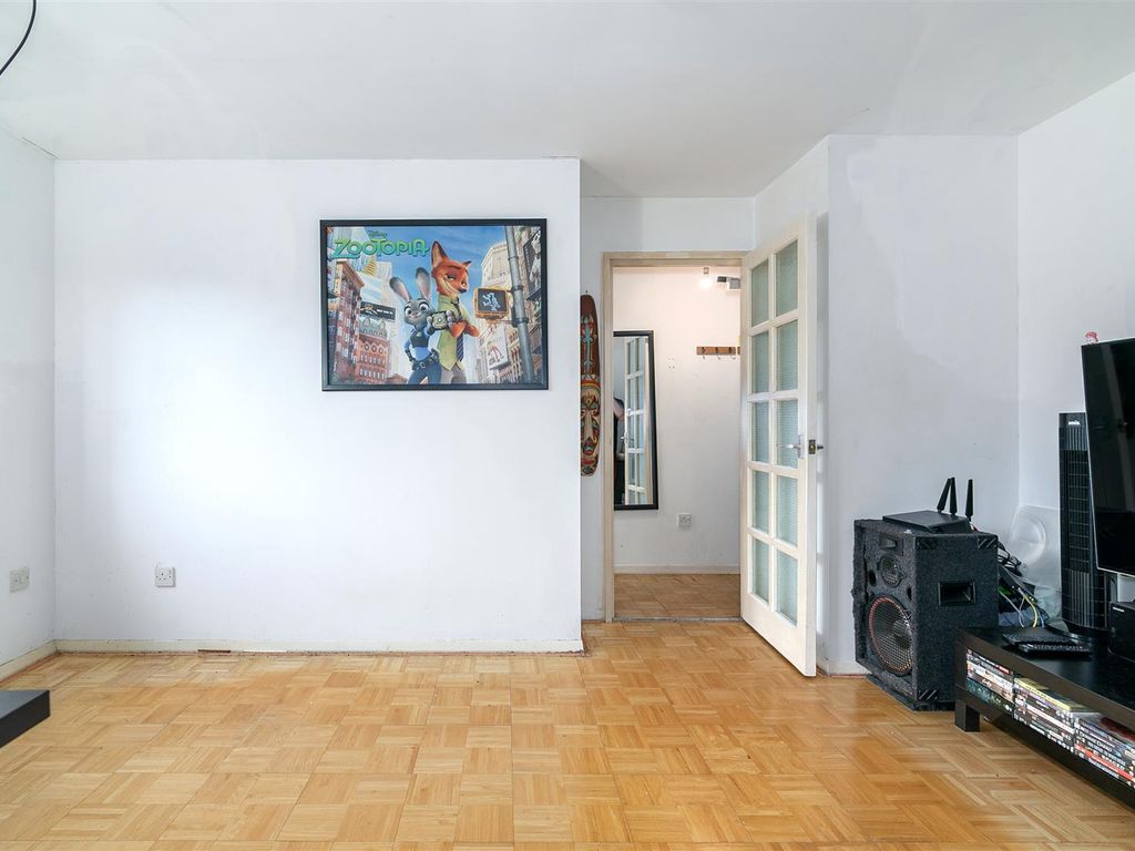 1 bed flat for sale in Bream Close, London N17, £225,000