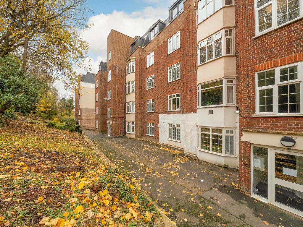 3 bed flat for sale in Finchley Road, London NW3, £450,000