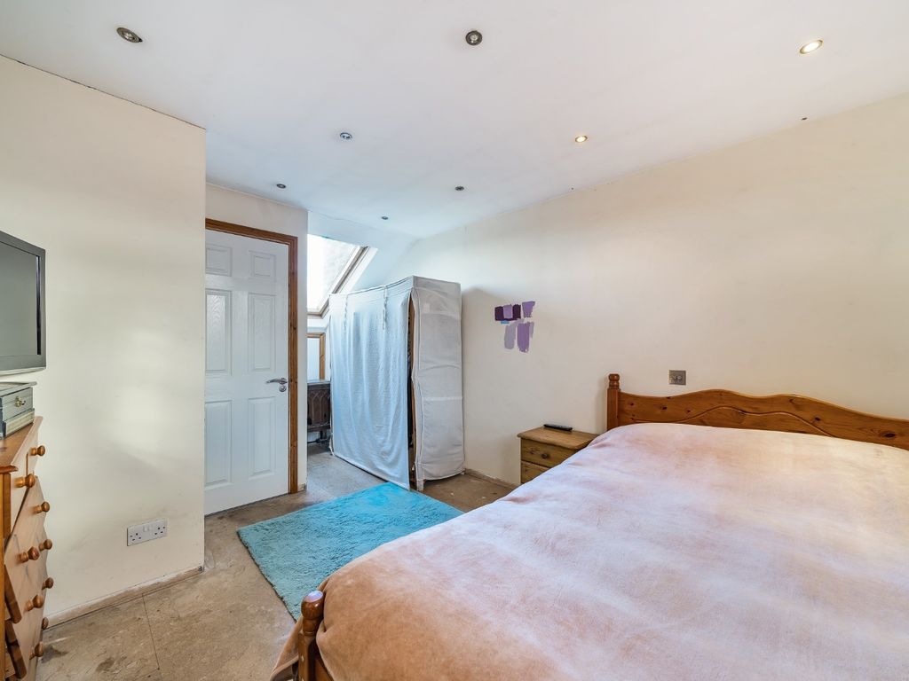3 bed terraced house for sale in Swingate Lane, London, Greater London SE18, £375,000