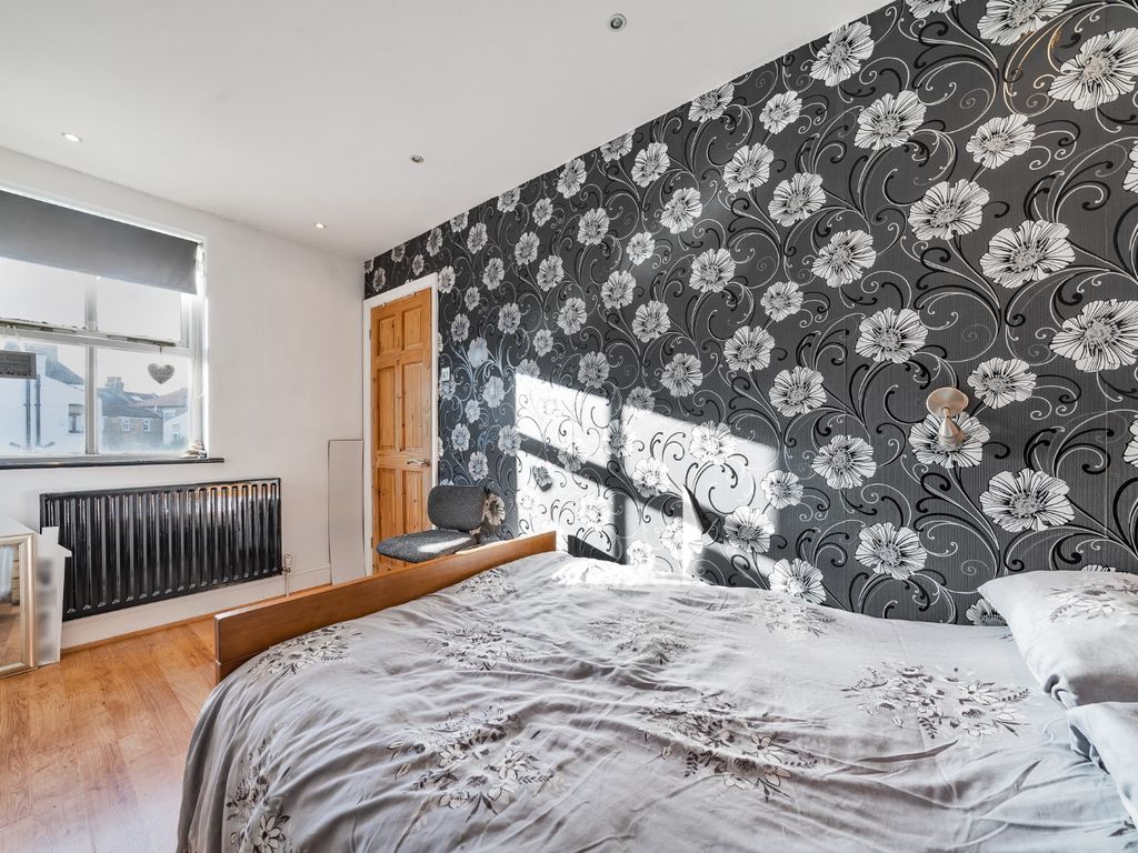3 bed terraced house for sale in Swingate Lane, London, Greater London SE18, £375,000