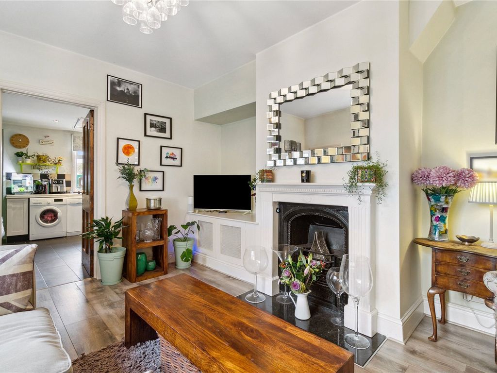 4 bed maisonette for sale in Strickland Row, London SW18, £575,000