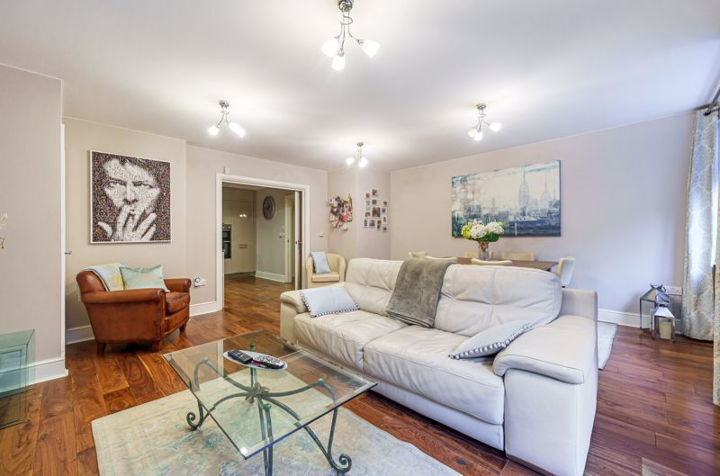 2 bed flat for sale in Woodcote Valley Road, Purley CR8, £435,000