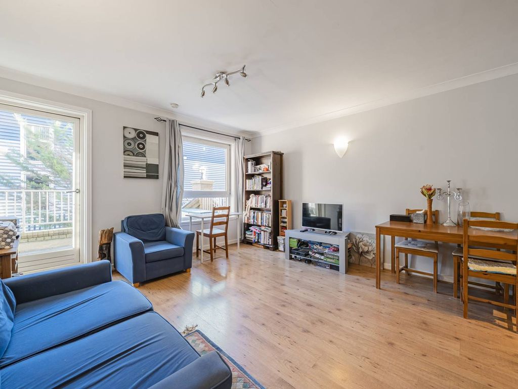 1 bed flat for sale in Ares Court, Isle Of Dogs, London E14, £380,000