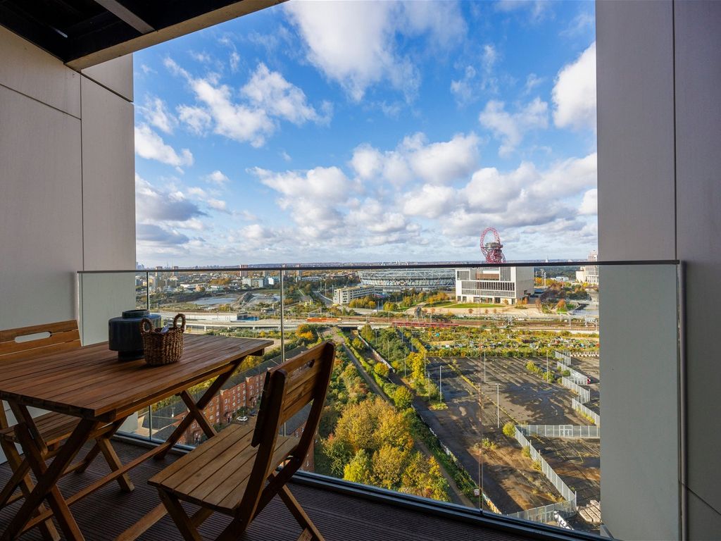 1 bed flat for sale in Stratford, London E15, £360,000