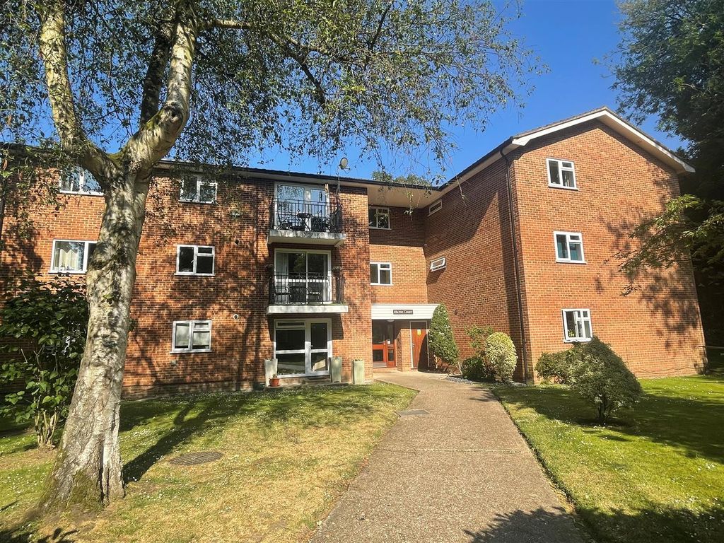 2 bed flat for sale in Milton Road, Wokingham RG40, £298,000