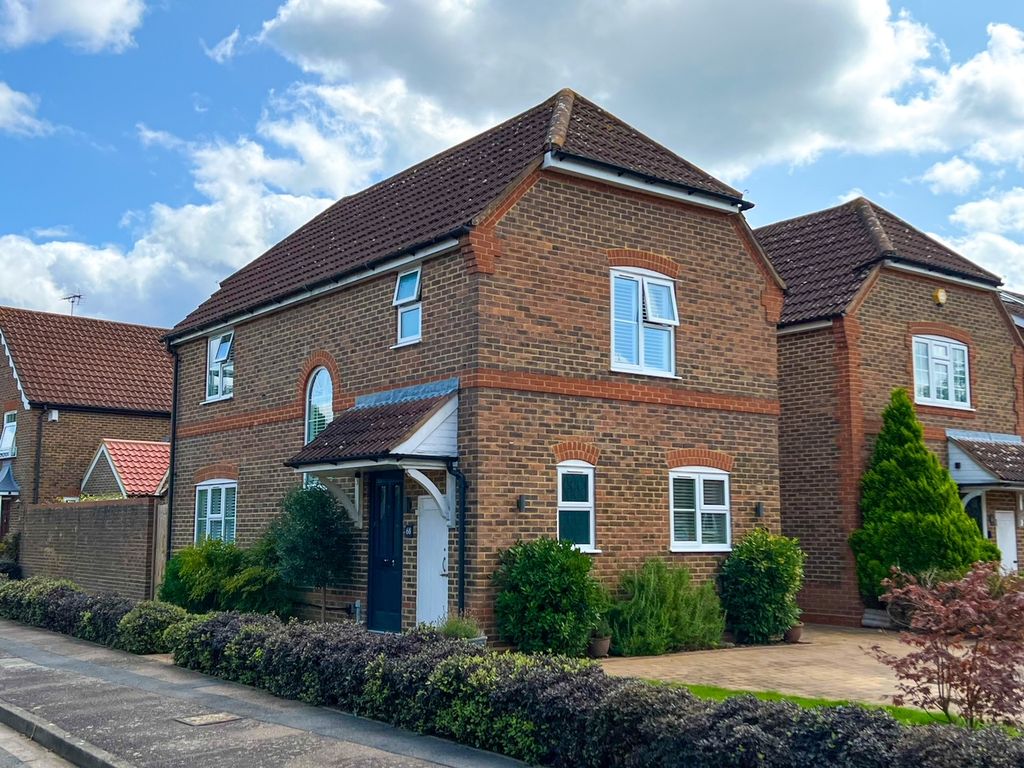 3 bed detached house for sale in Bishop Fox Way, West Molesey KT8, £659,950