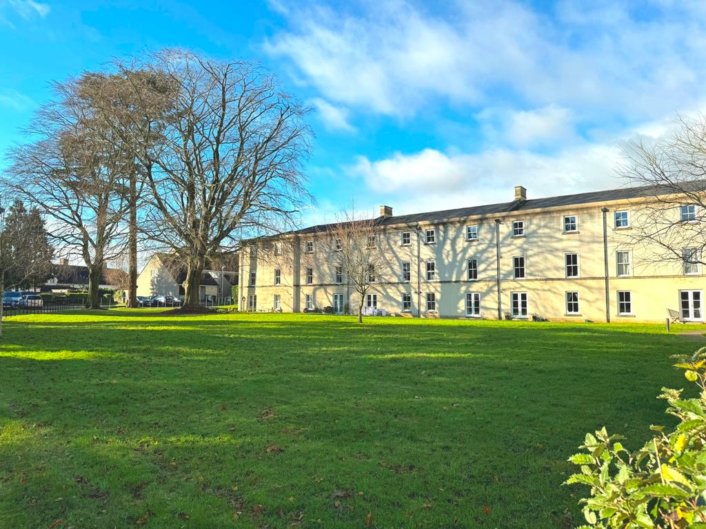 2 bed flat for sale in Chesterton House, Chesterton Lane, Cirencester GL7, £249,995