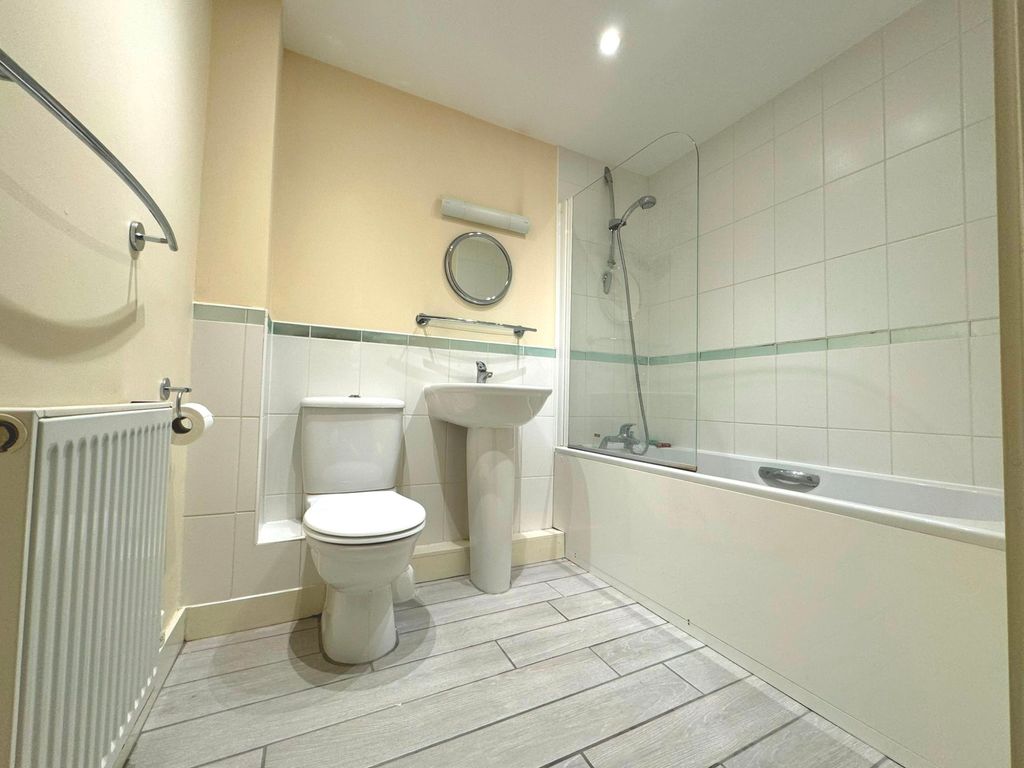 2 bed flat for sale in Chesterton House, Chesterton Lane, Cirencester GL7, £249,995