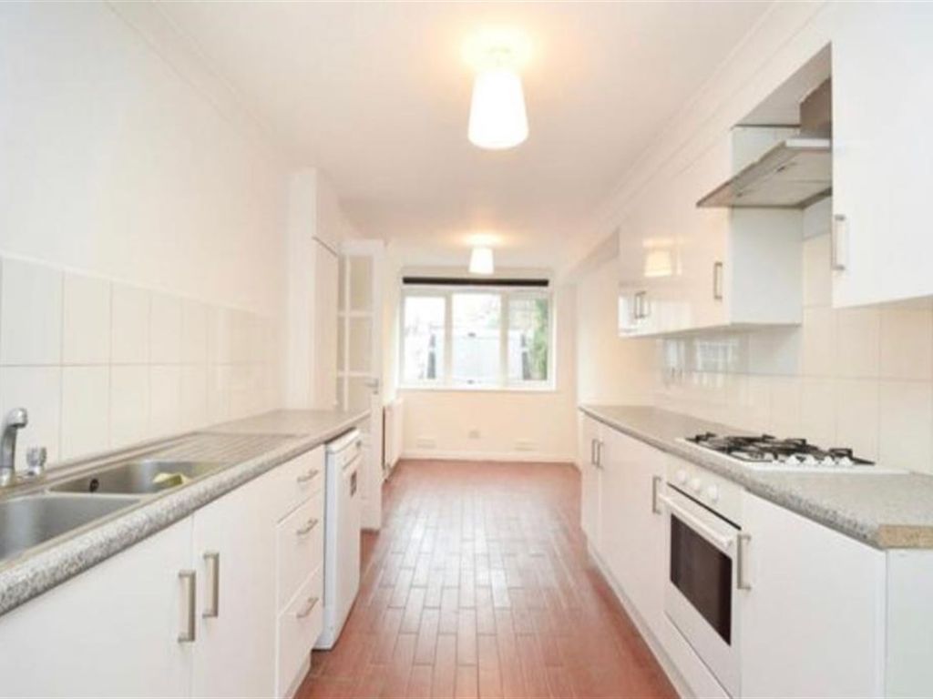 6 bed end terrace house to rent in Priory Close, Finchley N3, £4,000 pcm