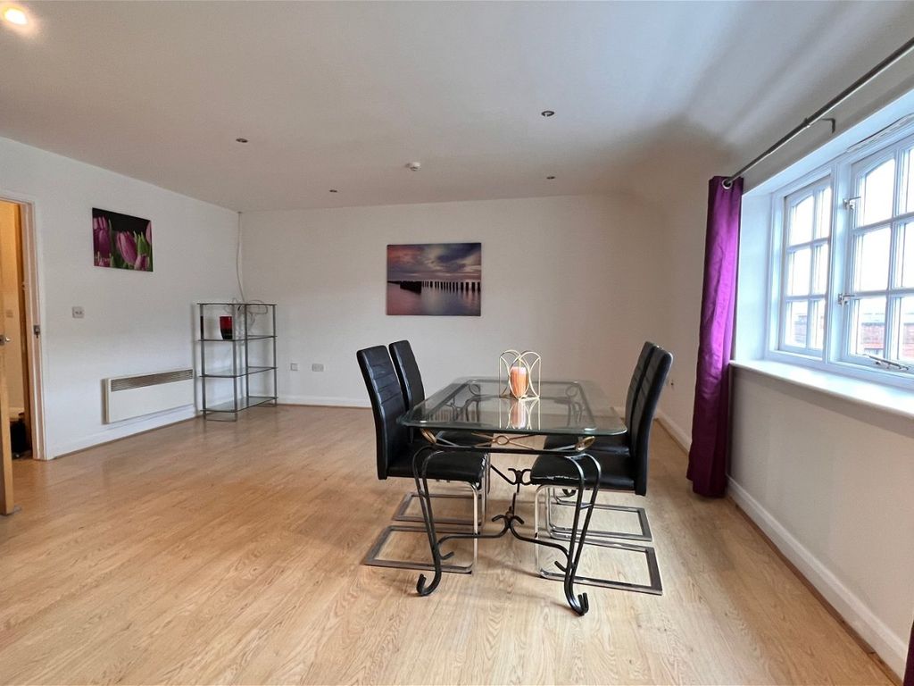 2 bed flat for sale in Avon Street, Evesham WR11, £145,000