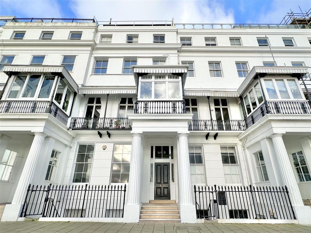 2 bed flat to rent in Chichester Terrace, Brighton BN2, £1,750 pcm
