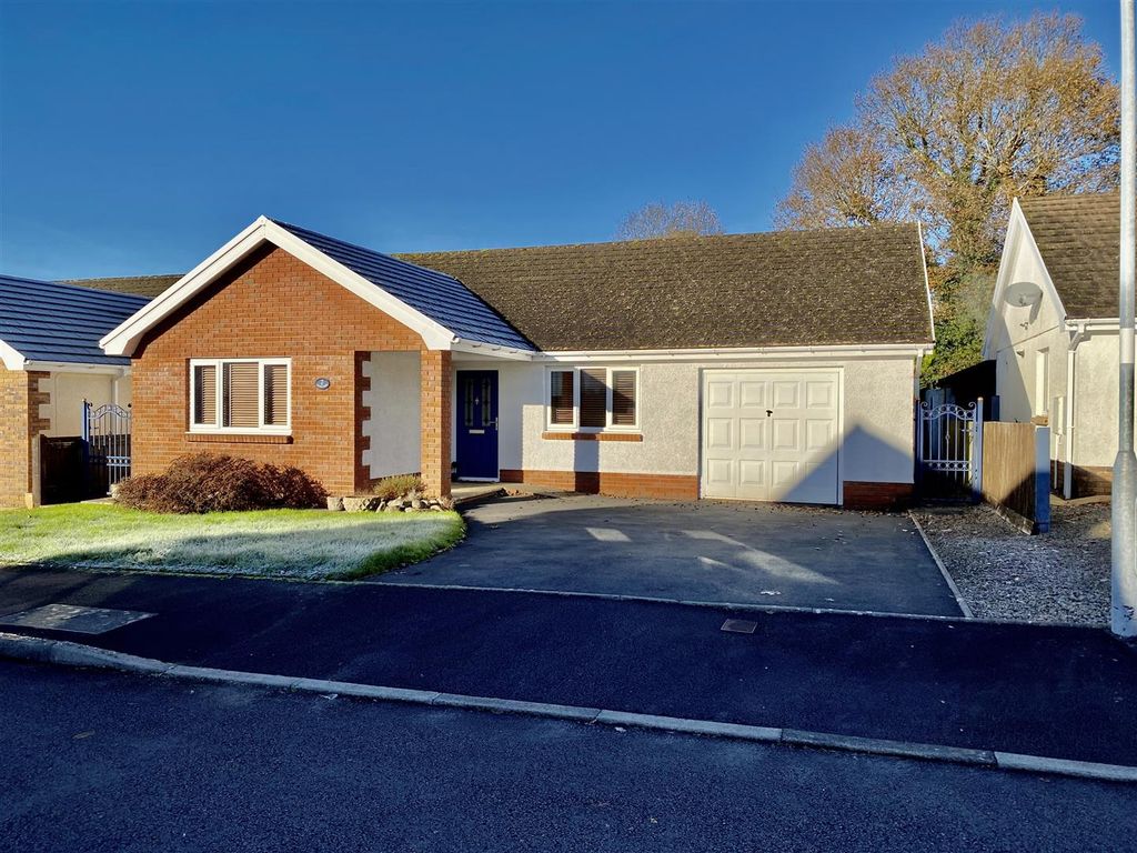 3 bed detached bungalow for sale in Gwaun Henllan, Ammanford SA18, £275,000