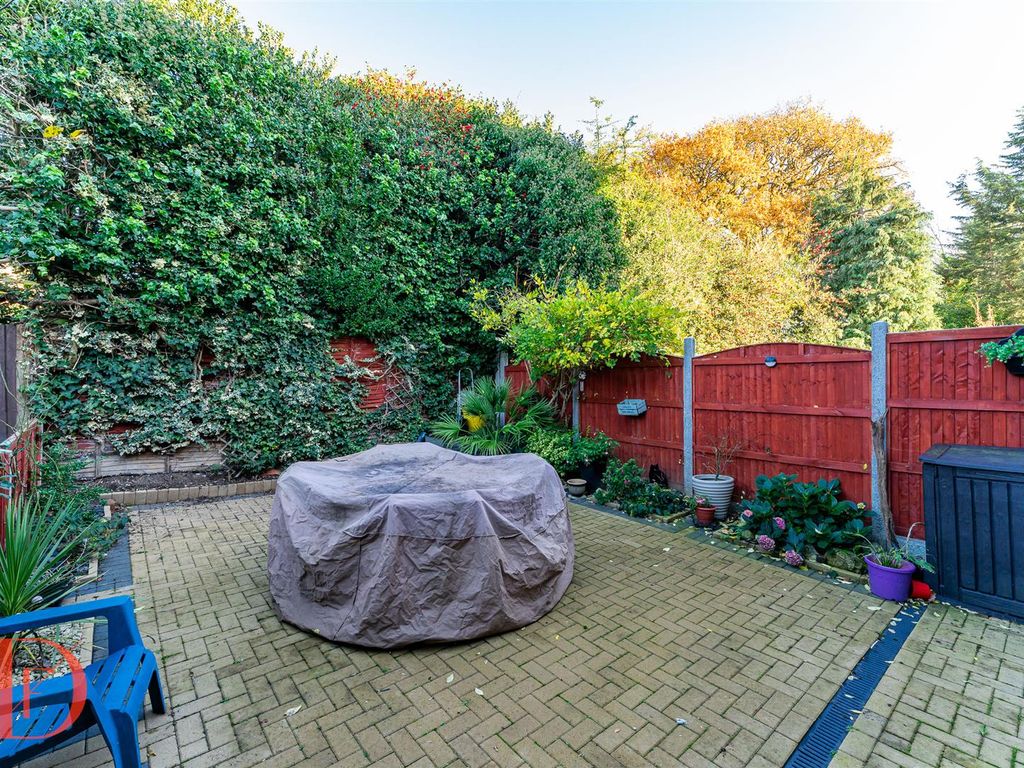 3 bed property for sale in Shaftesbury, Loughton IG10, £725,000