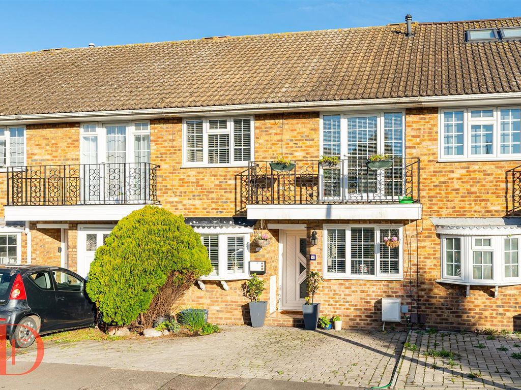3 bed property for sale in Shaftesbury, Loughton IG10, £725,000