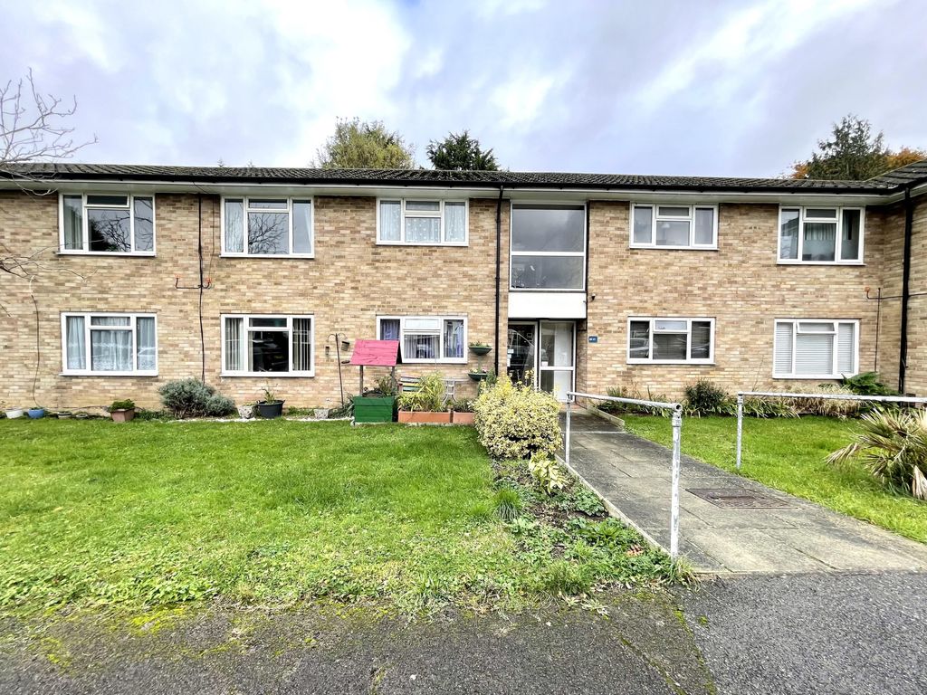 1 bed flat for sale in Brookers Close, Ashtead KT21, £250,000