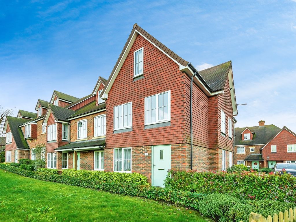 2 bed flat for sale in Springfield Close, Salfords, Redhill RH1, £285,000