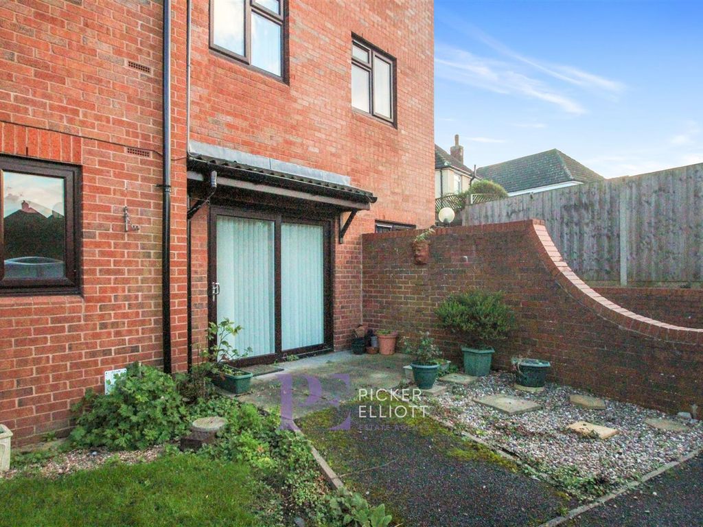 2 bed flat for sale in Ashby Road, Hinckley LE10, £129,000
