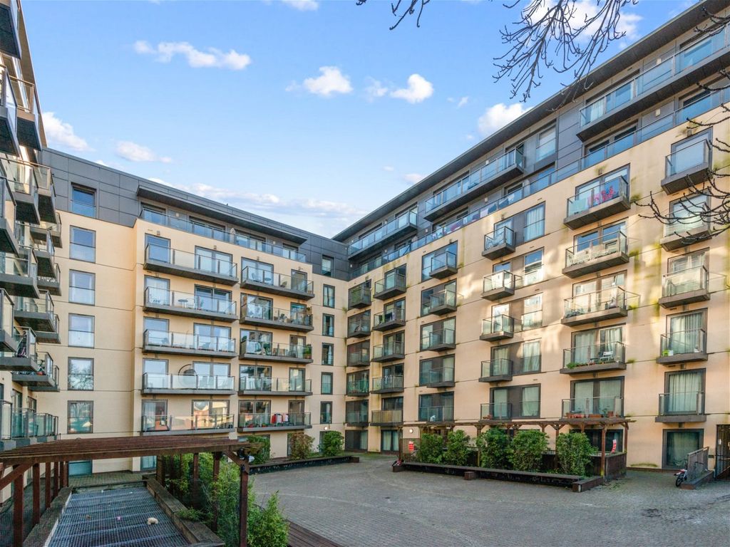 Serviced flat for sale in High Street, Slough SL1, £209,950