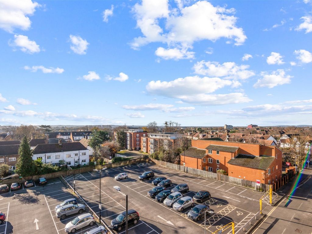 Serviced flat for sale in High Street, Slough SL1, £209,950