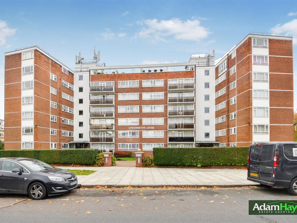 3 bed flat for sale in Regents Park Road, Finchley Central N3, £550,000