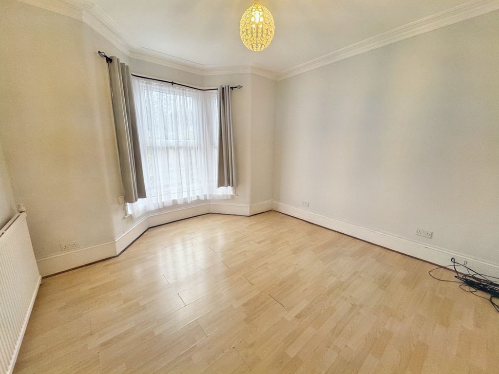 5 bed end terrace house to rent in Vaughan Road, Stratford E15, £2,800 pcm