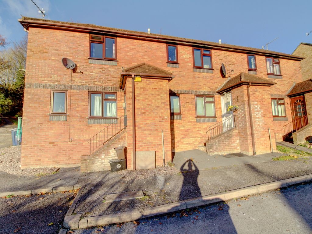 1 bed terraced house for sale in Cairnside, High Wycombe HP13, £260,000