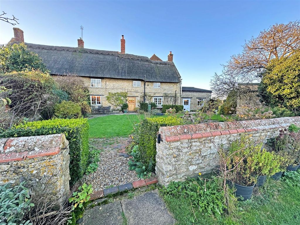 4 bed country house for sale in Bullington End, Hanslope, Milton Keynes MK19, £985,000