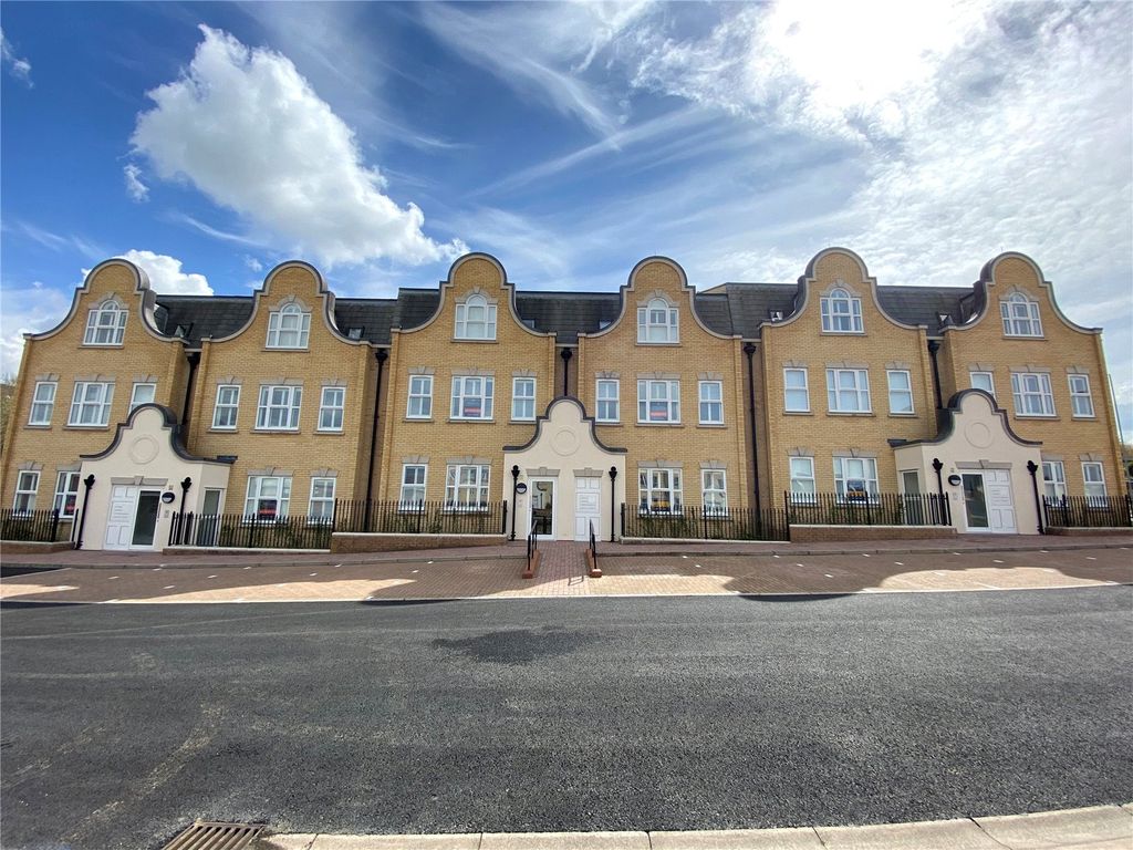 2 bed flat for sale in Aston Road, Basildon, Essex SS15, £270,000