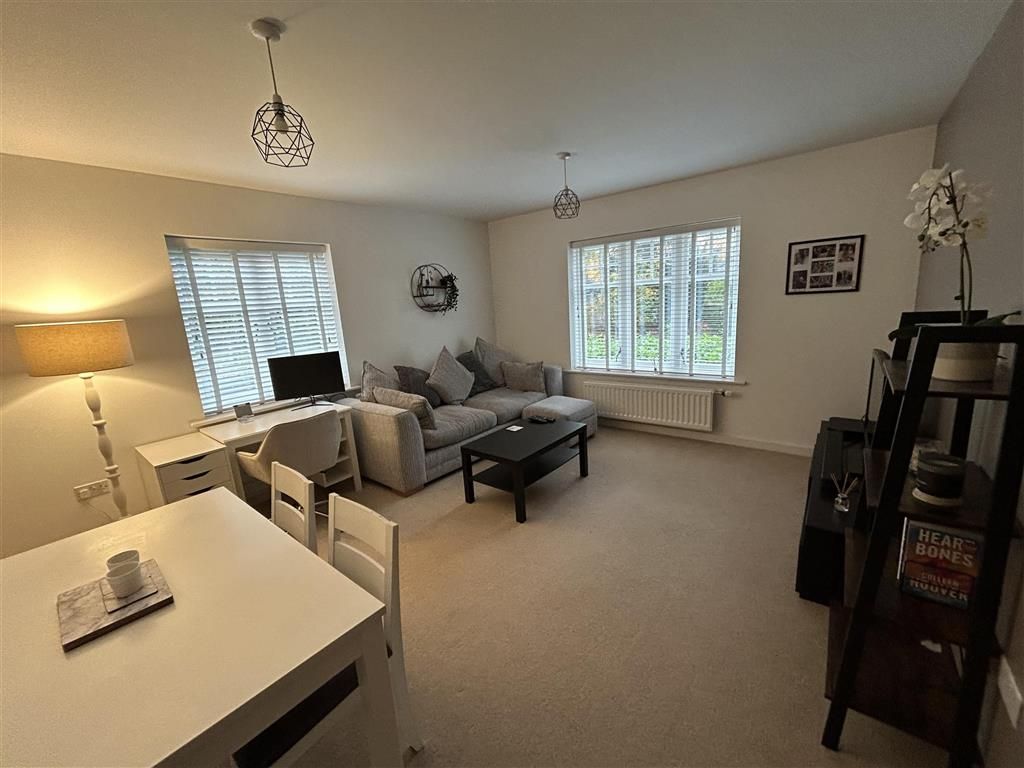 2 bed flat for sale in Downs Drive, Merrow, Guildford, Surrey GU1, £170,000