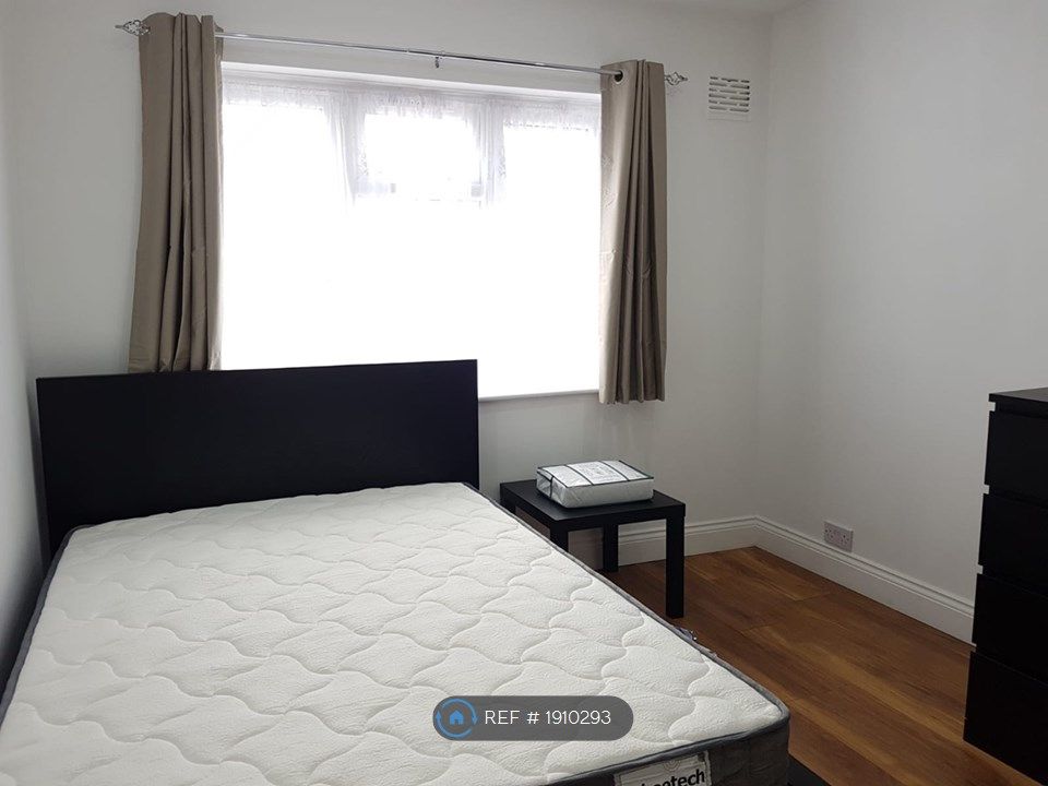 Room to rent in Warley Road, Hayes UB4, £780 pcm