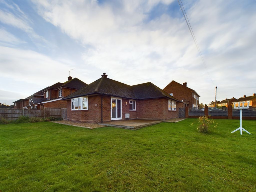 3 bed bungalow for sale in Bedford Road, Hitchin SG5, £650,000