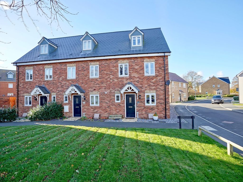 3 bed end terrace house for sale in Burgess Walk, Fenstanton, Huntingdon PE28, £360,000