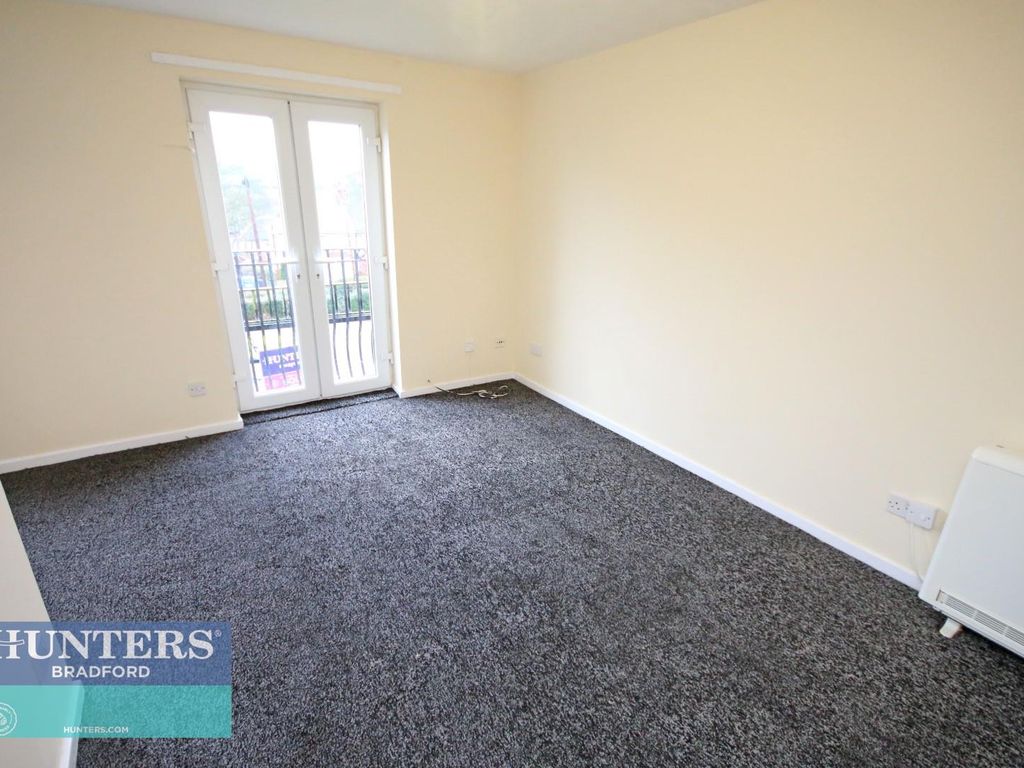 2 bed flat for sale in Mallard Court, Allerton, Bradford BD8, £50,000