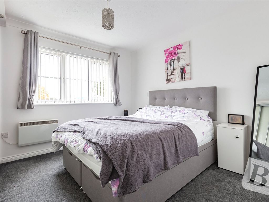2 bed maisonette for sale in Basildon Road, Basildon, Essex SS15, £250,000