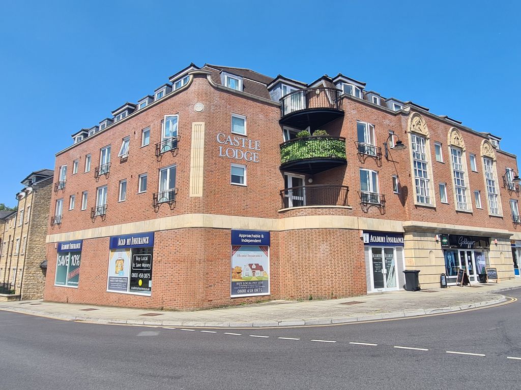 1 bed flat to rent in Gladstone Road, Chippenham SN15, £825 pcm