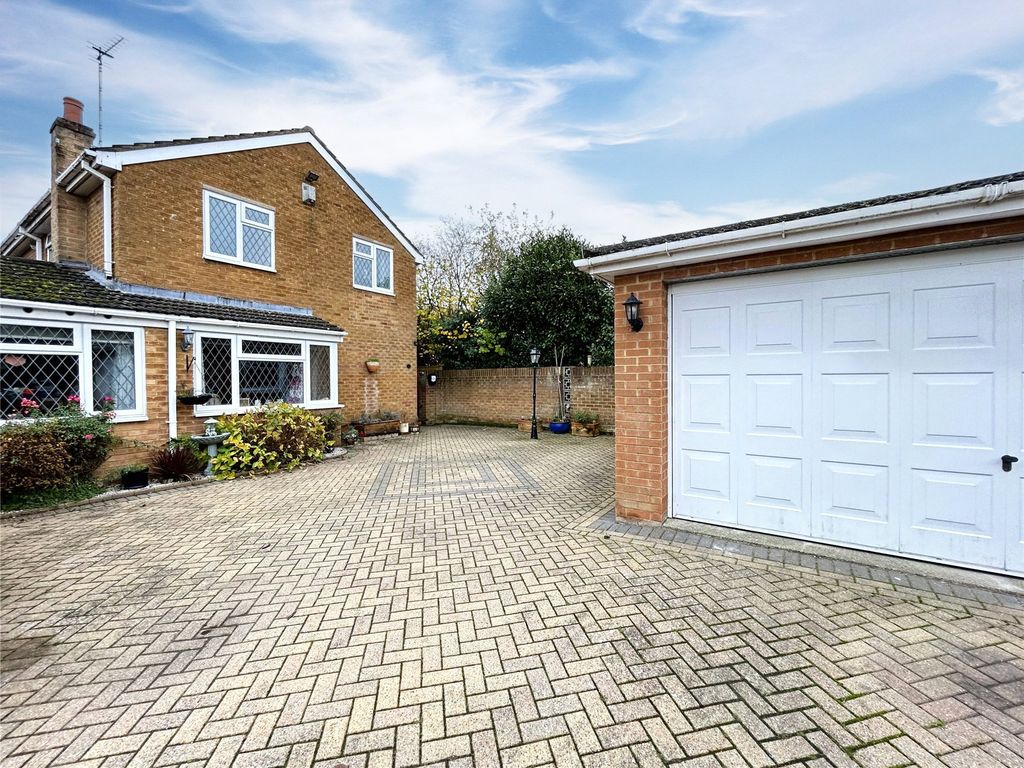 4 bed detached house for sale in Broadwater Road, Twyford, Berkshire RG10, £800,000