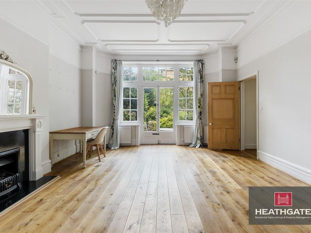 2 bed flat for sale in Frognal, London NW3, £599,950