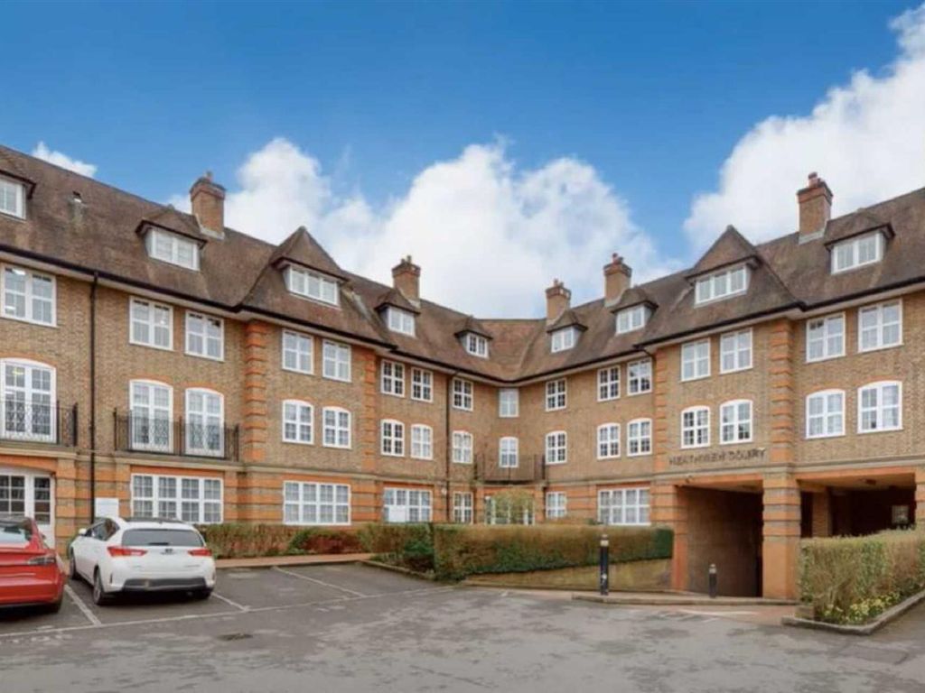 2 bed flat for sale in Corringway, Hampstead Garden Suburb NW11, £649,950