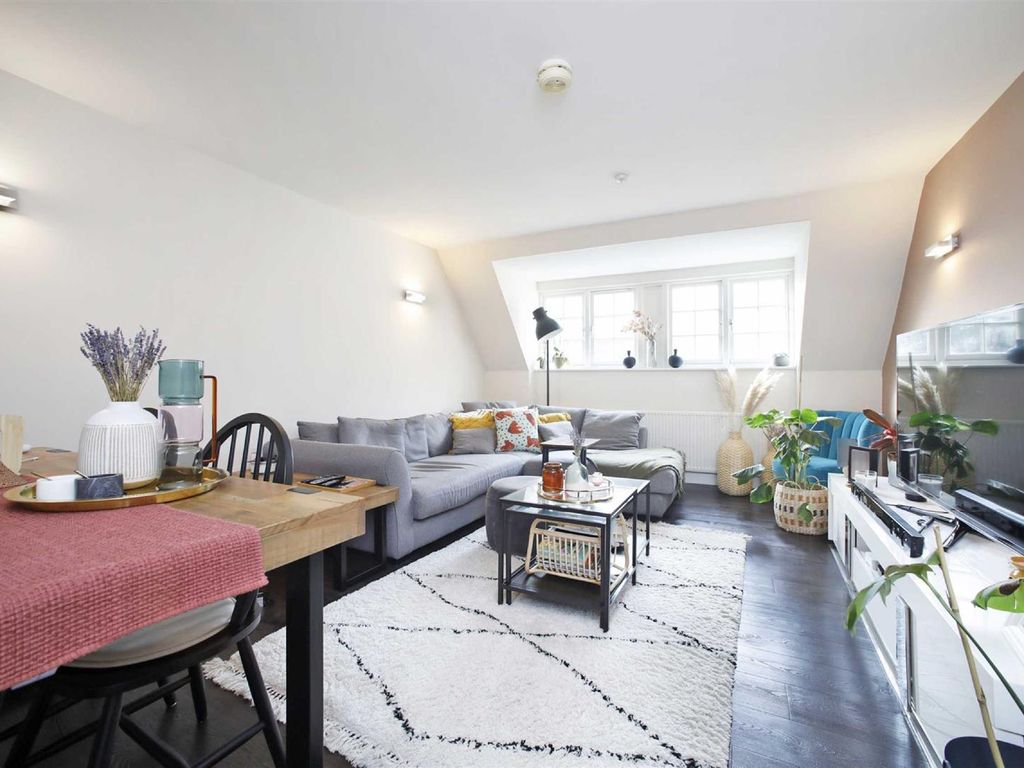 2 bed flat for sale in Corringway, Hampstead Garden Suburb NW11, £649,950