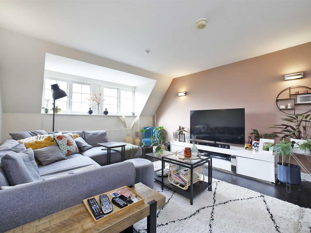 2 bed flat for sale in Corringway, Hampstead Garden Suburb NW11, £649,950